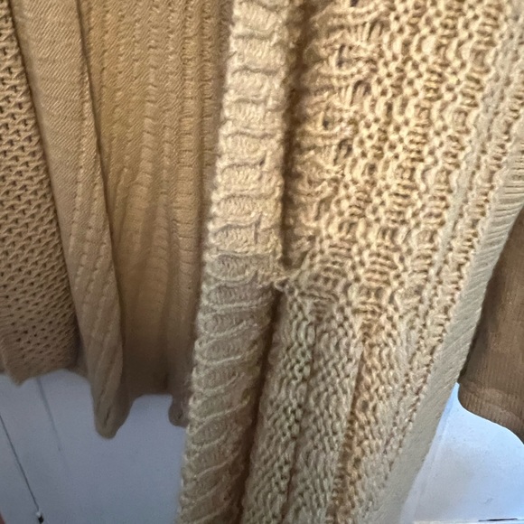 Tan sweater - Picture 5 of 6